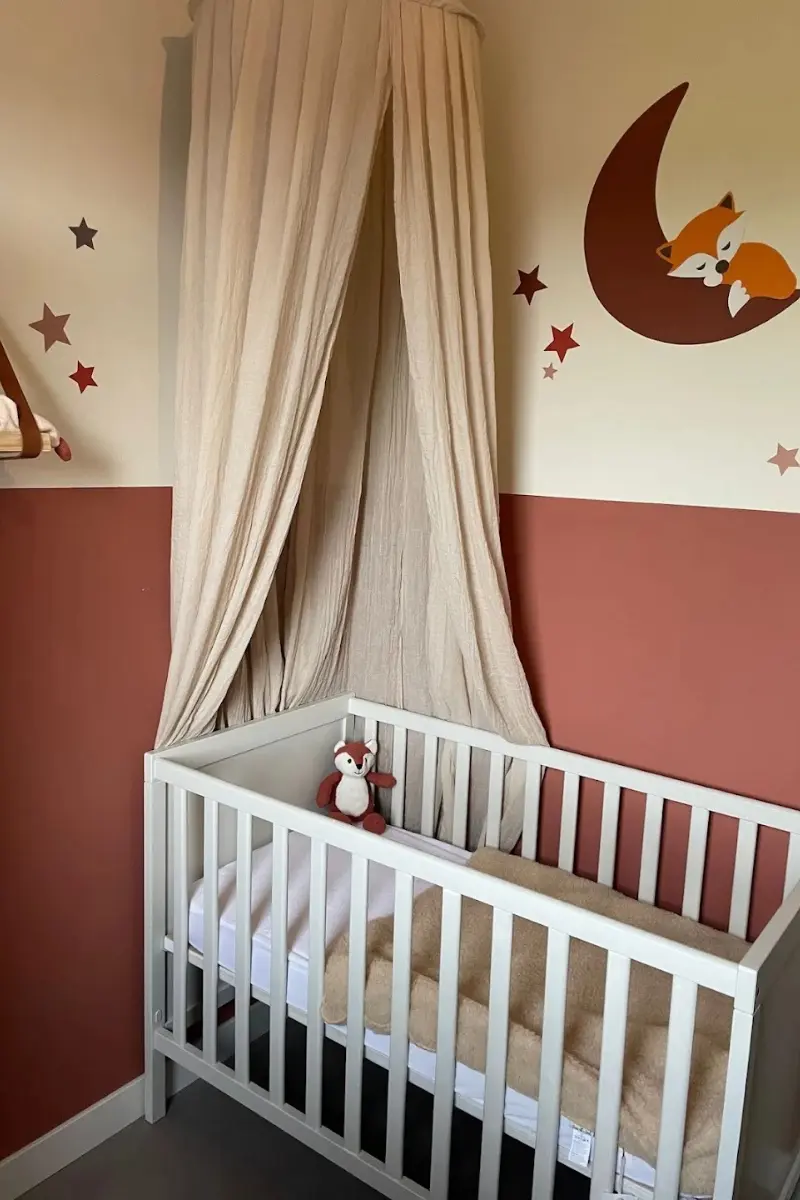 Behangsticker vosje op maan aardetinten babykamer